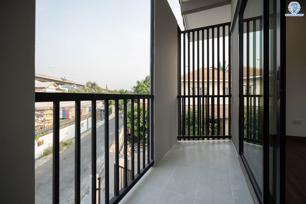 บ้านมือสองตกแต่งใหม่ โครงการ บูรพาวิลล่า3 บรมราชชนนี เนื้อที่ 60 ตร.ว. ฟังก์ชันครบ 4 ห้องนอน 3 ห้องน้ำ 1 ห้องอเนกประสงค์ 2 ที่จอดรถ บ้านสวยสภาพดี พร้อมเข้าอยู่ บนทำเลศักยภาพเข้า-ออกได้หลายเส้นทาง ใกล้รถไฟฟ้าสายสีน้ำเงิน "สถานีไฟฉาย" และทางด่วน "ศรีรัช"